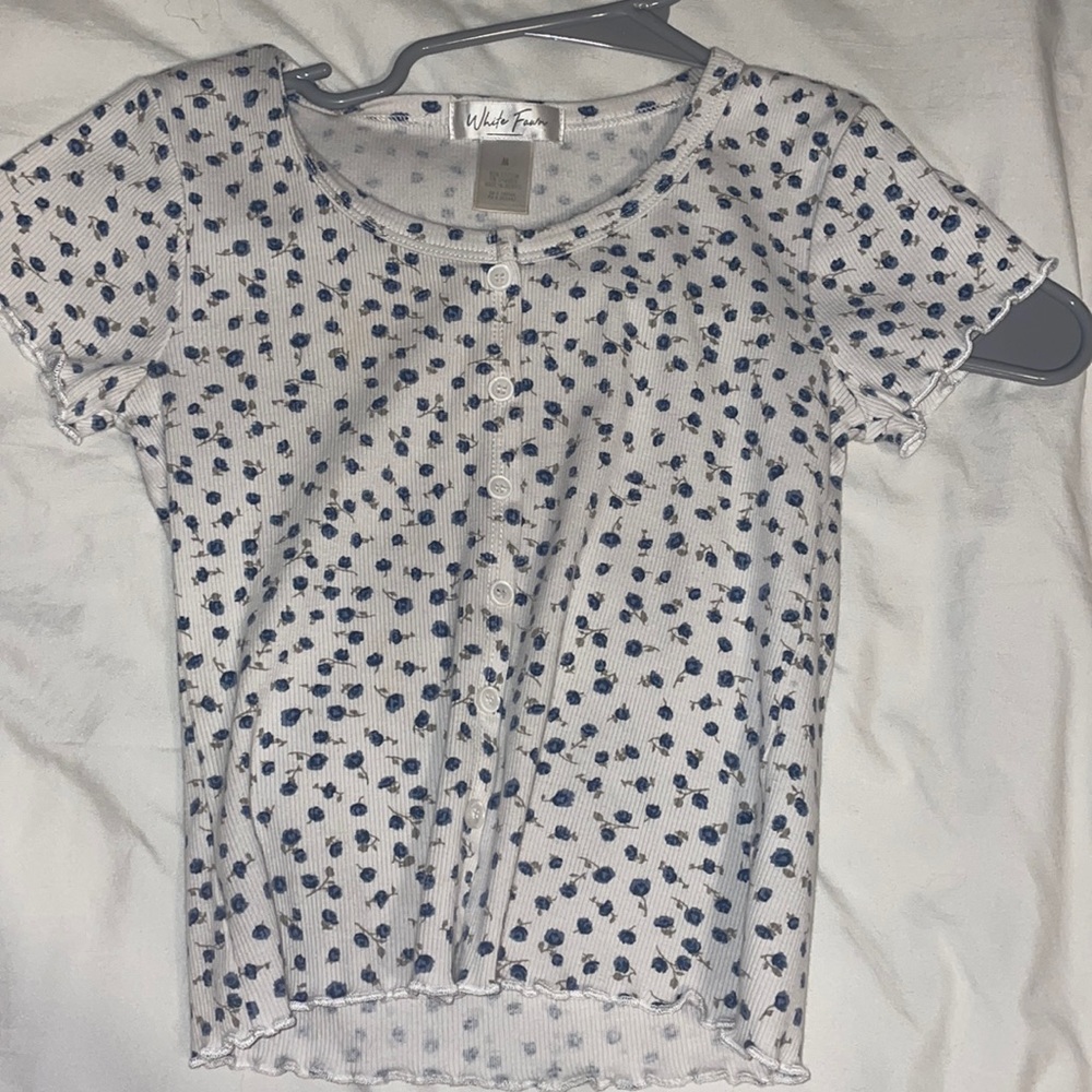 Selling this white fawn baby tee size medium